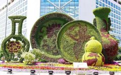 <b>廣西南寧立體花壇造型背景-花瓶盤(pán)子五色草雕塑</b>