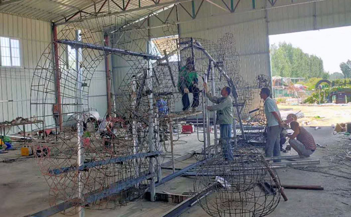 工人們正在施工制作無(wú)色草造型骨架