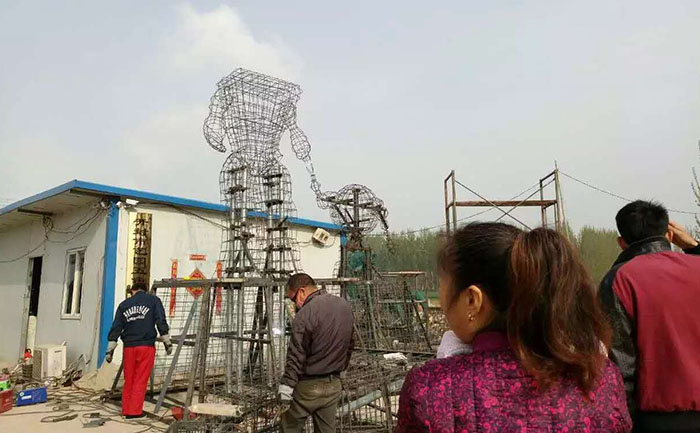 河北唐山五色草立體花壇造型鋼結(jié)構(gòu)骨架基本完成
