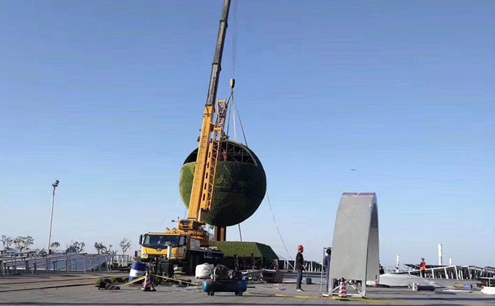 達(dá)沃斯地球儀五色草立體植物造型吊裝作業(yè)馬上就要完工