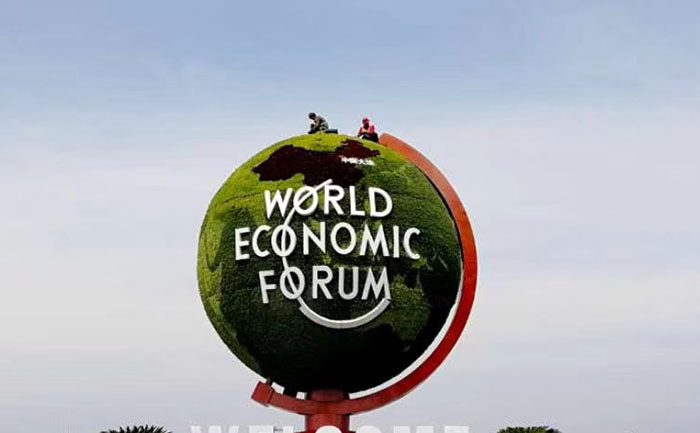 插草工人在對儀五色草立體植物造型進(jìn)行最后的補(bǔ)草工作