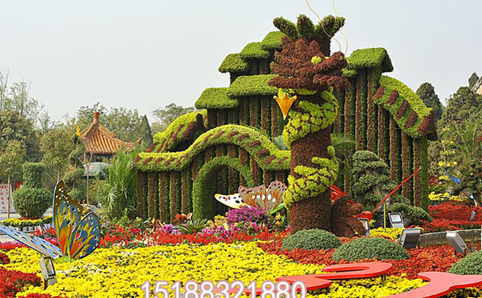 山西太原國(guó)慶主題綠雕修復(fù)照片